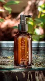 „I.C.O.N. INDIA DRY OIL aliejus paskleistas plaukuose – glotnumo efektas“